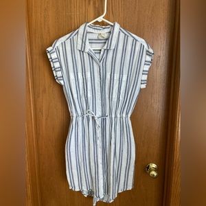 Cotton dress, button-down with pockets.